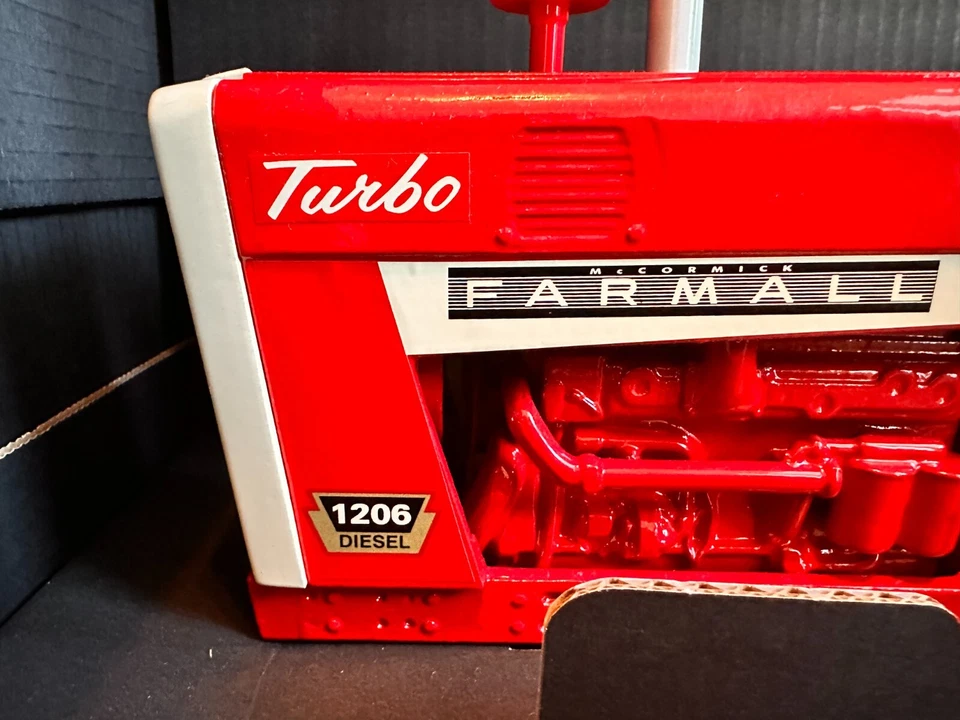 1965 Case IH RARE VINTAGE Farmall 1206 1/8 Scale Signature Series Diesel Tractor - Image 2 of 4