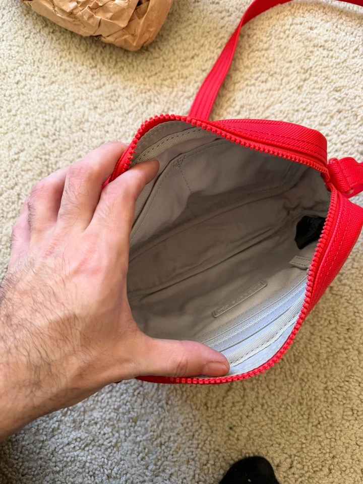 Bolso lateral Lacoste para hombre cruzado rojo Foto 3 de 4