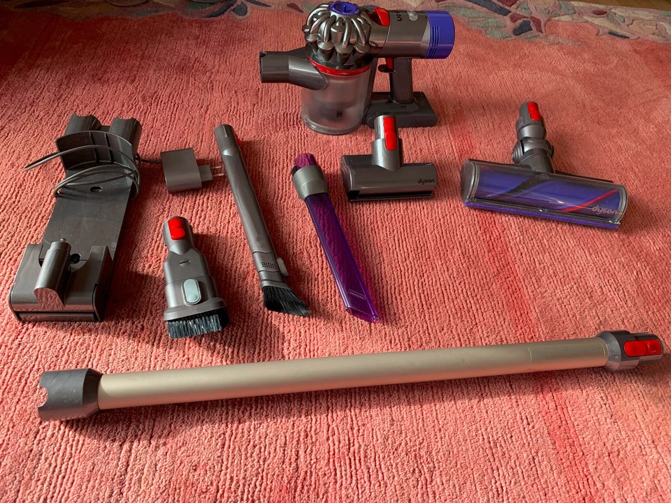 dyson v8 animal plus akku staubsauger,,, AKKU Und beide filter Neu...