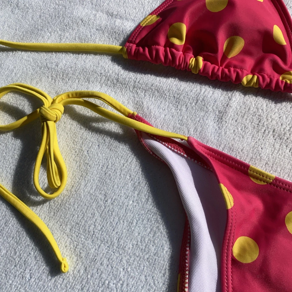 Bikini pequeño rojo brillante y amarillo a lunares triángulo parte superior lazo parte inferior lateral Foto 4 de 4