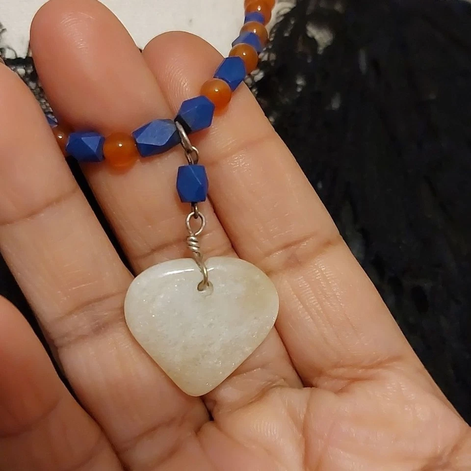 Colar de contas de vidro cornalina quartzo transparente em forma de coração tingido de azul osso - Imagem 4 de 4