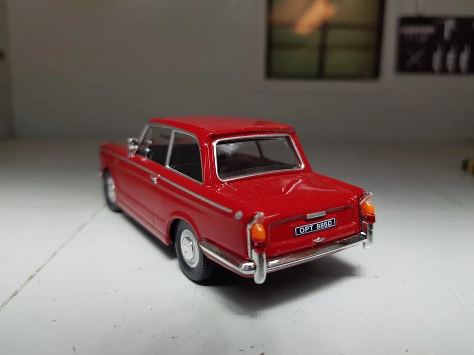 1:43 Triumph Herald 1966 Red 1200 Saloon NEW Cararama Oxford Diecast Scale Model - Image 2 of 4