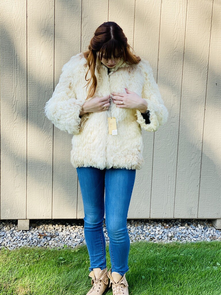 Giacca vintage Jacques Saint Laurent in pelliccia di agnello riccio naturale nuova con etichette donna S avorio