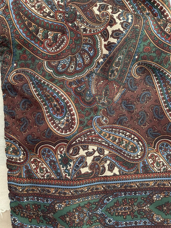 Bufanda de seda en capas con clase para hombre con patrón de cachemira/floral 59”/11” EC Foto 2 de 4