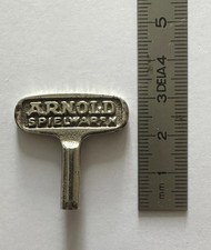 ARNOLD TOYS SPIELWAREN : Ancienne clé pour jouet en tôle mécanique carré 3 mm