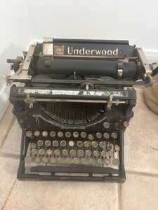 VINTAGE UNDERWOOD  TYPEWRITER Not Tested For PARTS