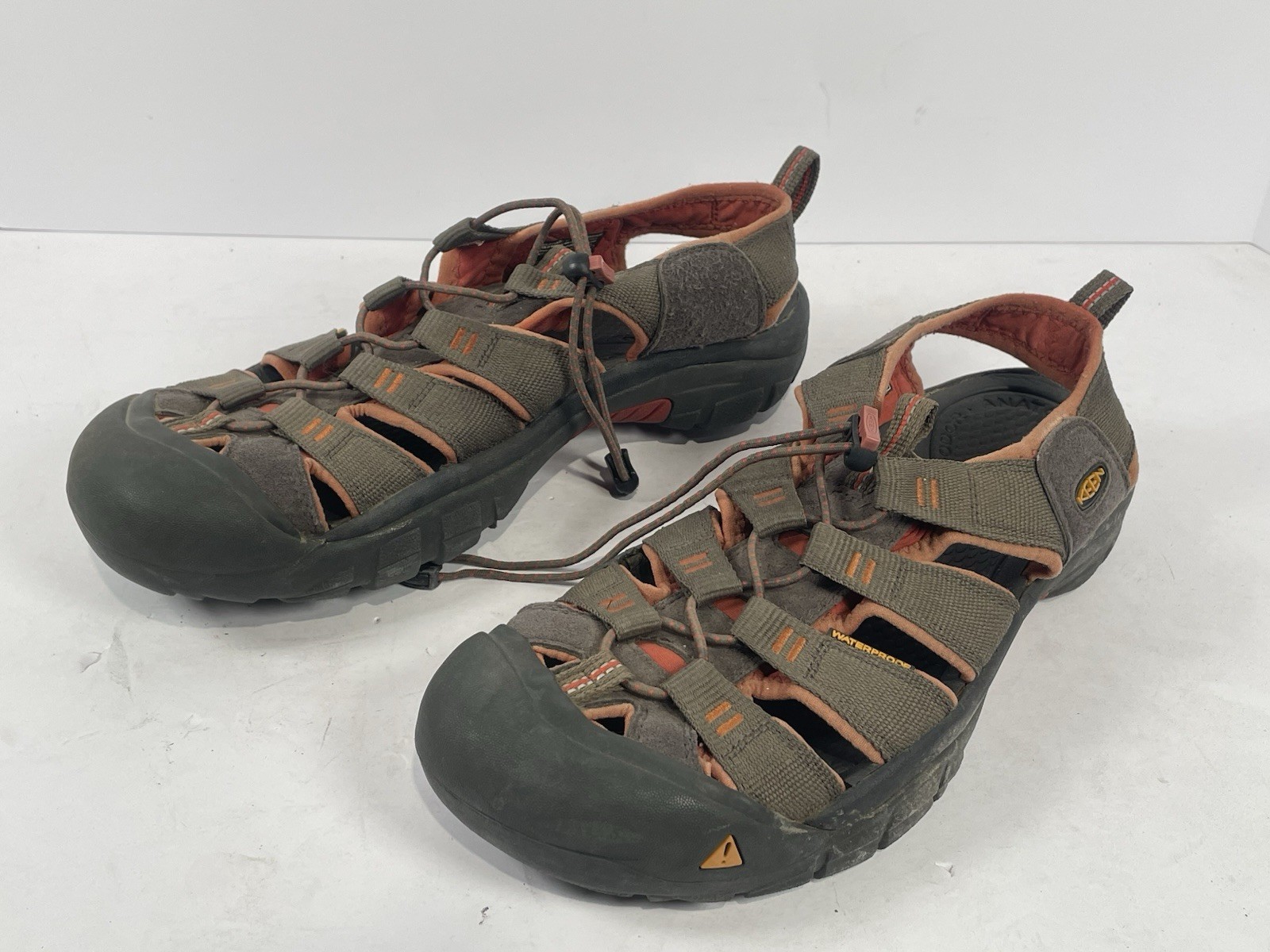 Sandali da trekking Keen Newport da uomo 10 5 marroni in pelle impermeabili con lacci antiscivolo