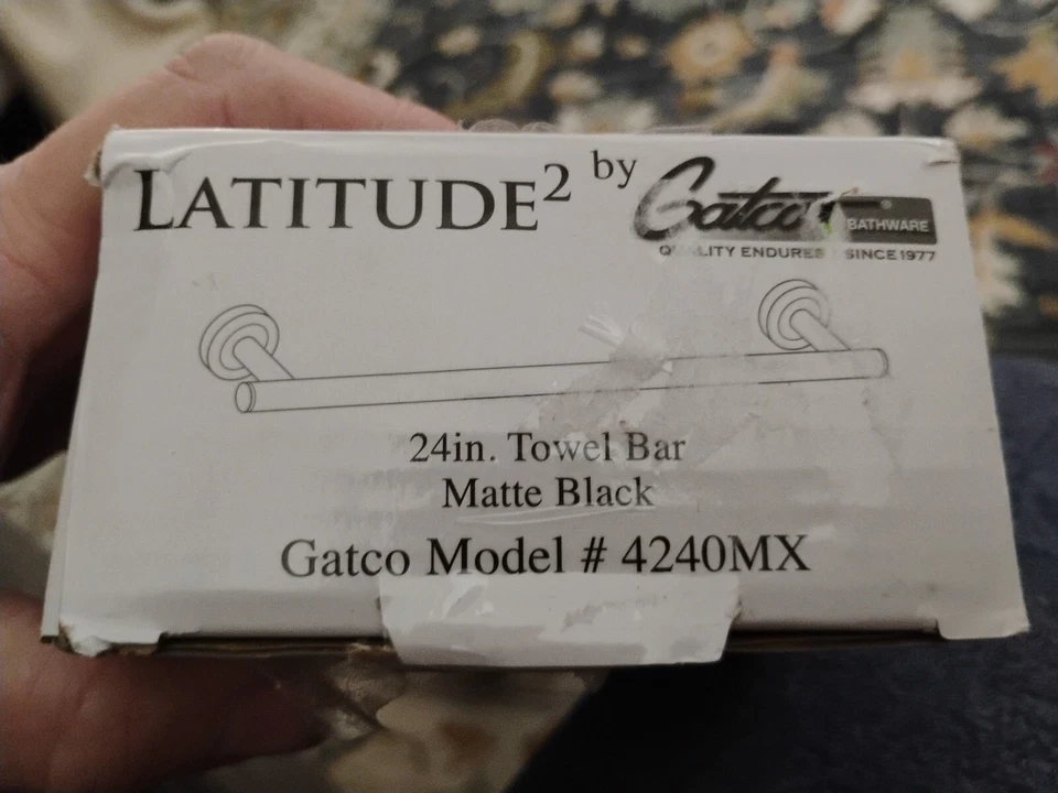 Toallero Gatco 4240MX Latitude² 24" - negro nuevo  Foto 3 de 4