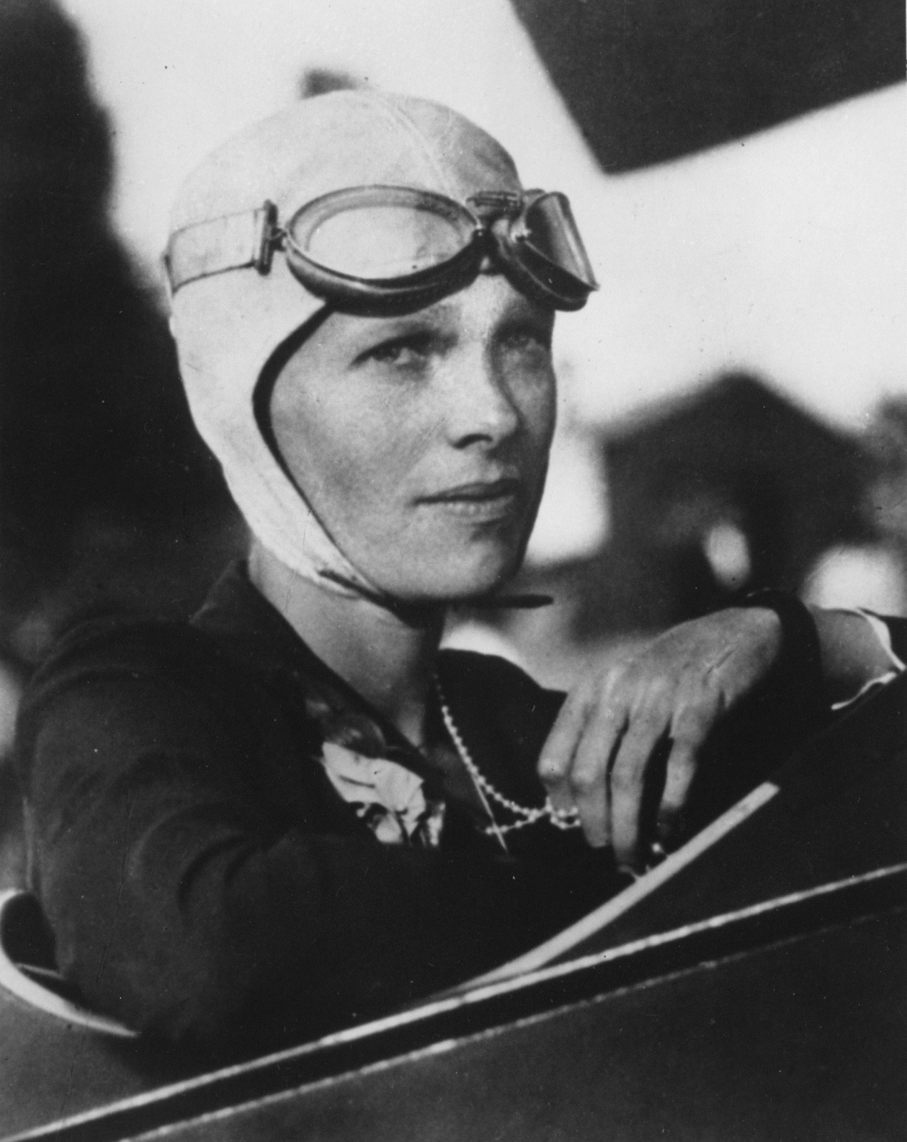 Amelia Earhart Black And White 8x10 Picture Celebrity Print
