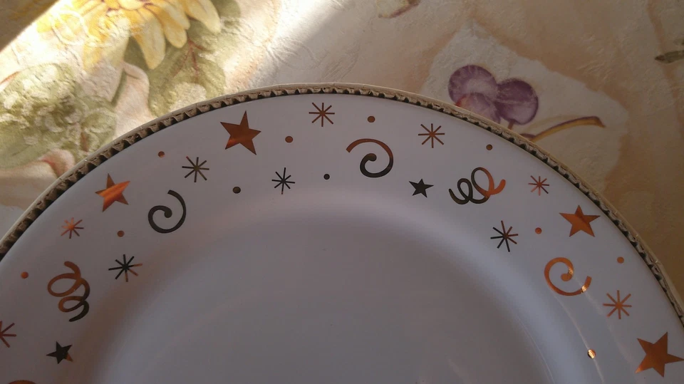 Set of 4 Pampered Chef Dessert Plates – 8" – Festive Gold Design - Image 4 of 4