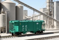 Bachmann HO #73505 Penn Central #32367  PS-2  2 Bay Covered Hopper