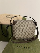 Borsa a tracolla Gucci GG Supreme in tela beige/marrone con design a forma di bauletto