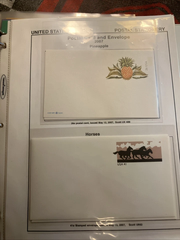 37 estampillas postales de Estados Unidos y páginas de papelería en una carpeta Foto 2 de 4