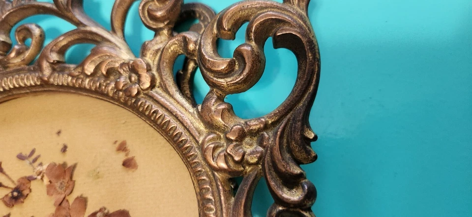 Marco de fotos de mesa dorado vintage de 9" con respaldo de caballete 4 X 6 elegante desplazamiento ornamentado Foto 4 de 4