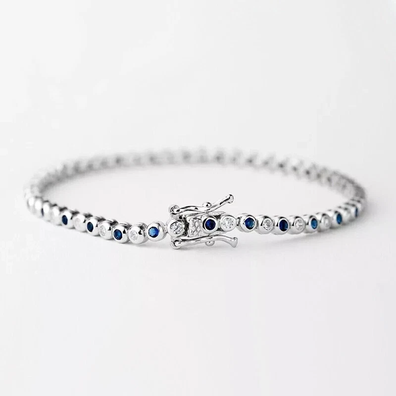 Brazalete de tenis de zafiro azul y diamantes redondos creado en laboratorio enchapado en oro blanco de 14K Foto 3 de 4