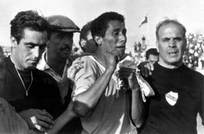 World Cup Finals Soviet Union 2 v Uruguay 1 Uruguay's Llora Mendez- Old Photo