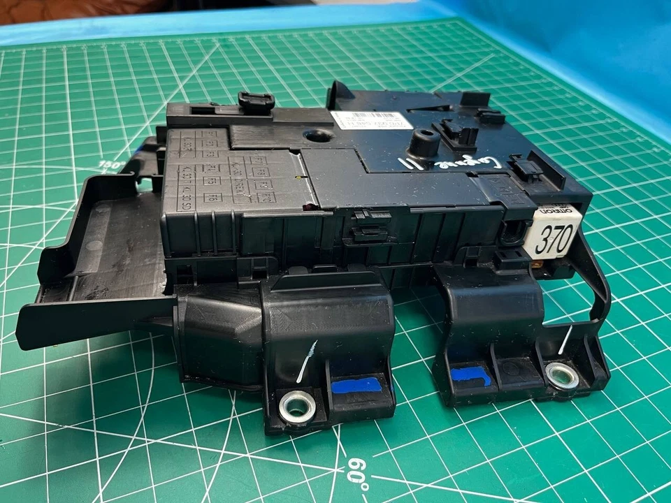 2011-2014 PORSCHE CAYENNE 主电源分配保险丝继电器功能盒 原始设备制造商 — 第 4/4 张图片