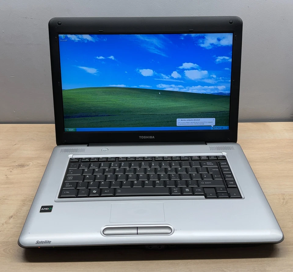 Toshiba Satelite L450D 15.6" Laptop Computer - Windows XP, 2GB RAM, 320GB HDD - Image 2 of 4