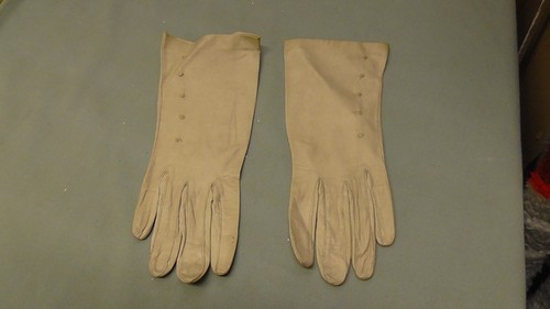 Vintage Ladies beige Leather Gloves Wrist Length Size 6.5