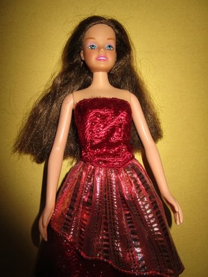 B-594) ALTE BRÜNETTE NO-NAME DOLL MODEPUPPE KURZES WEINROTES KLEID+HOHE SCHUHE