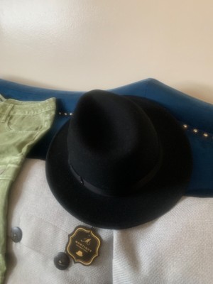 Am also selthe montique hat name brand on line but it s separate from the  jea
