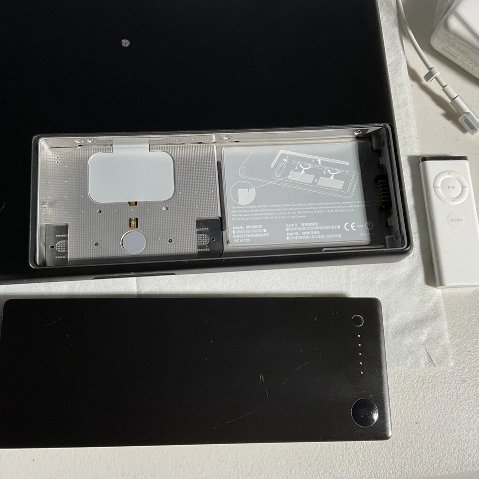 MacBook Retro Negro 13" MB063LL/B Noviembre FINALES 2007 2.2GHz Intel Core 2 Duo Foto 2 de 4