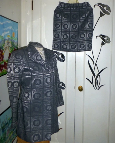 Women's Gray 2 Piece Suit  DIANA HARTMAN Size 6