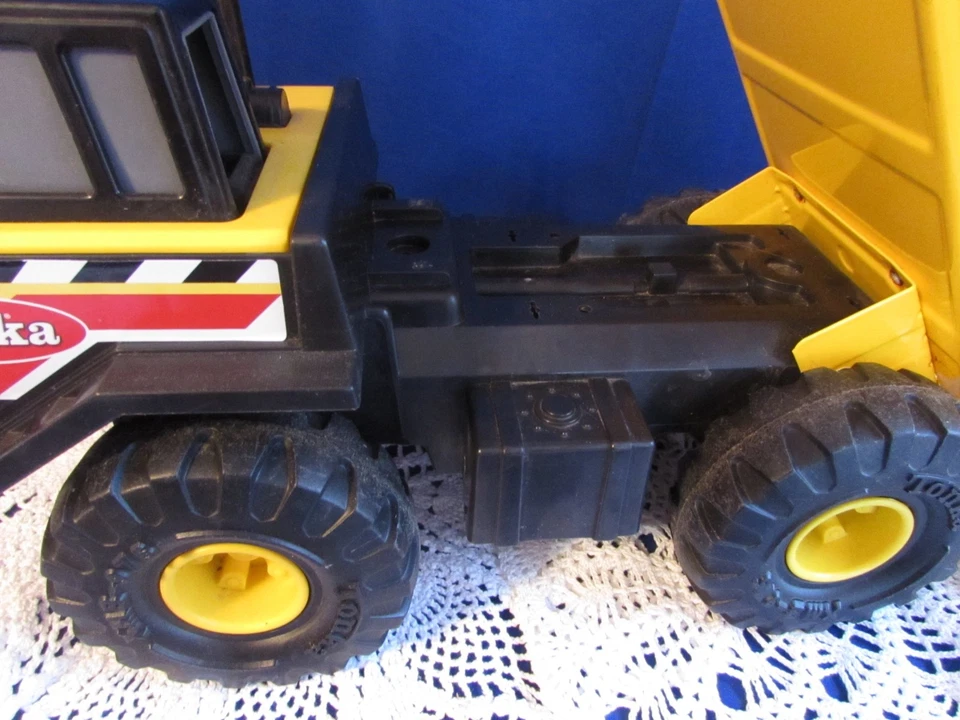 Camión de volteo Tonka 354 amarillo construcción grande de metal clásico 2012#93918EUC Foto 3 de 4