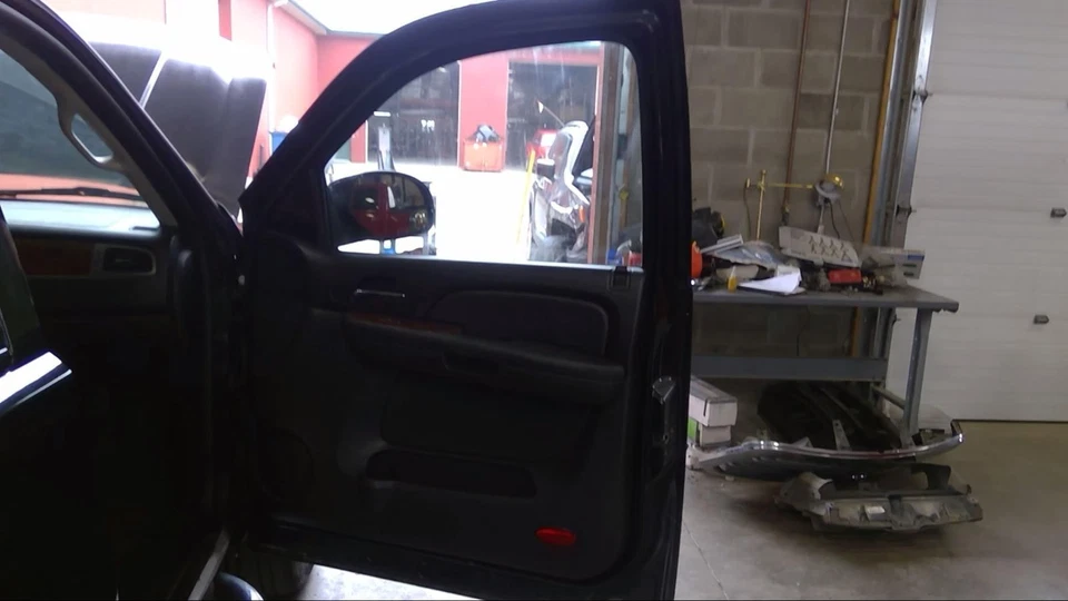 Used Front Right Door Interior Trim Panel fits: 2009 Chevrolet Suburban 1500  Gr Foto 2 de 4