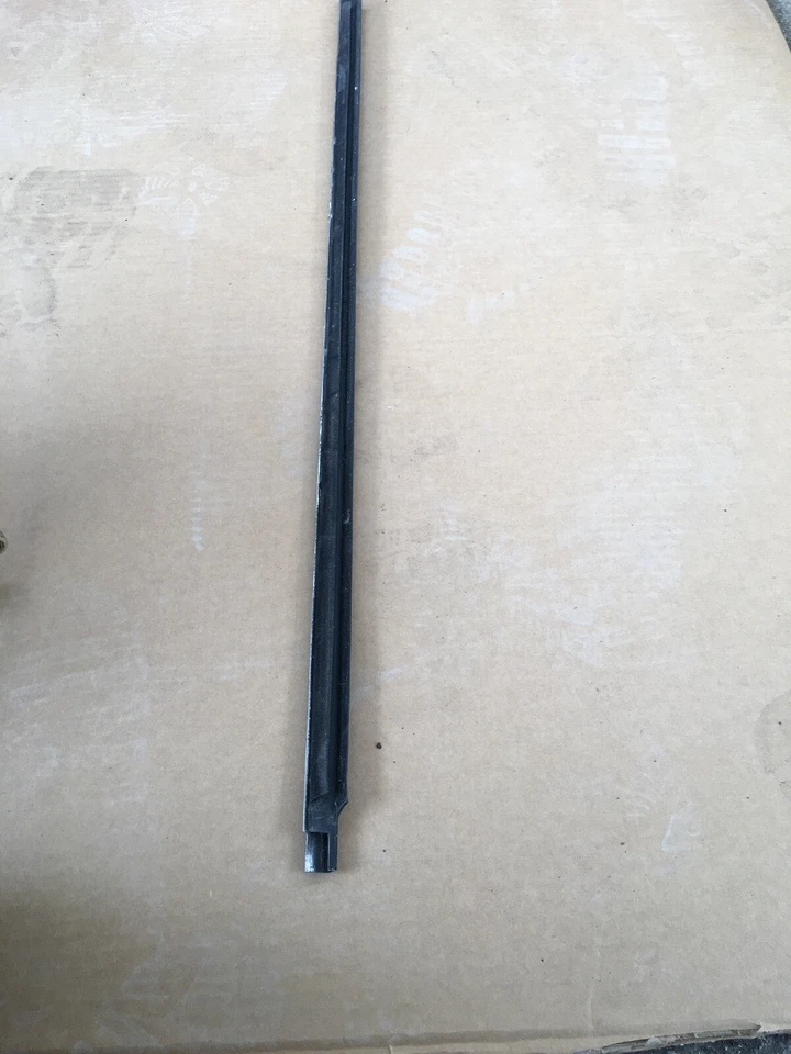 Se adapta a moldura de moldura Nissan 300ZX - puerta turbo izquierda a vidrio original 1984-1985 OEM Foto 3 de 3