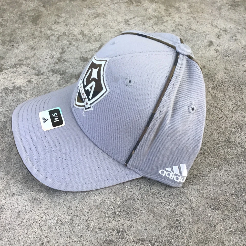 Nuevo con etiquetas Adidas Los Angeles Galaxy MLS Gris Camuflaje Flex Ajustado Pequeño/Mediano LA Foto 3 de 4