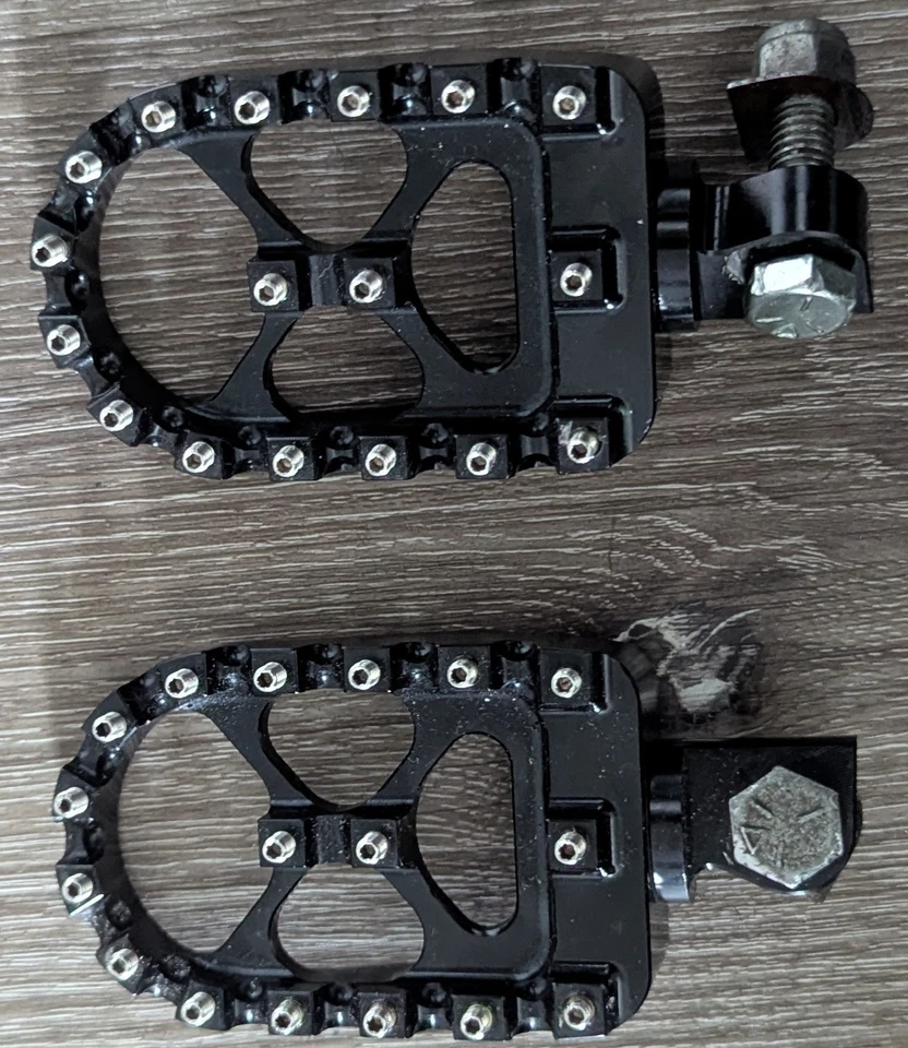 Harley Davidson Dyna Super Glide - estriberas anchas negras Foto 2 de 3