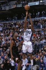 Forward Glenn Robinson Milwaukee Bucks shoots over forward Derric- 2002 Photo 1