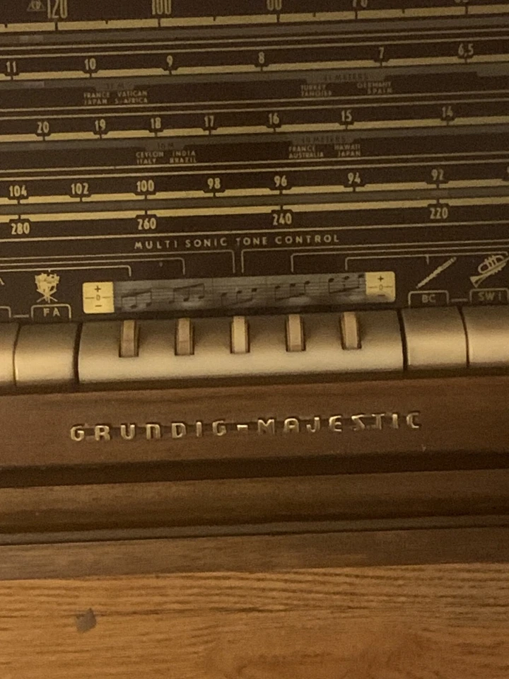 **Hacer ofertas**Consola estéreo Grundig alemana de mediados de siglo y reproductor de discos Foto 3 de 4