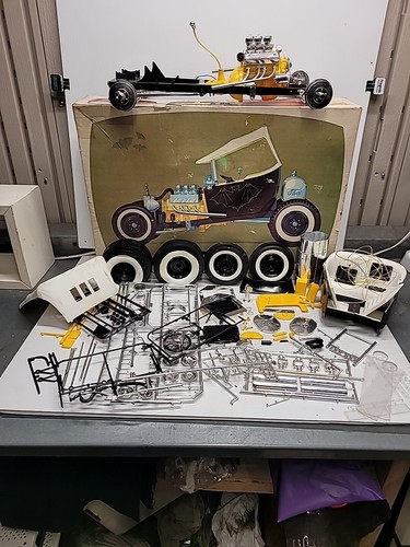 LINDBERG 1966 Vintage BLACK BAT Ford T-Bucket Hot Rod Model Kit in Box - Picture 2 of 12