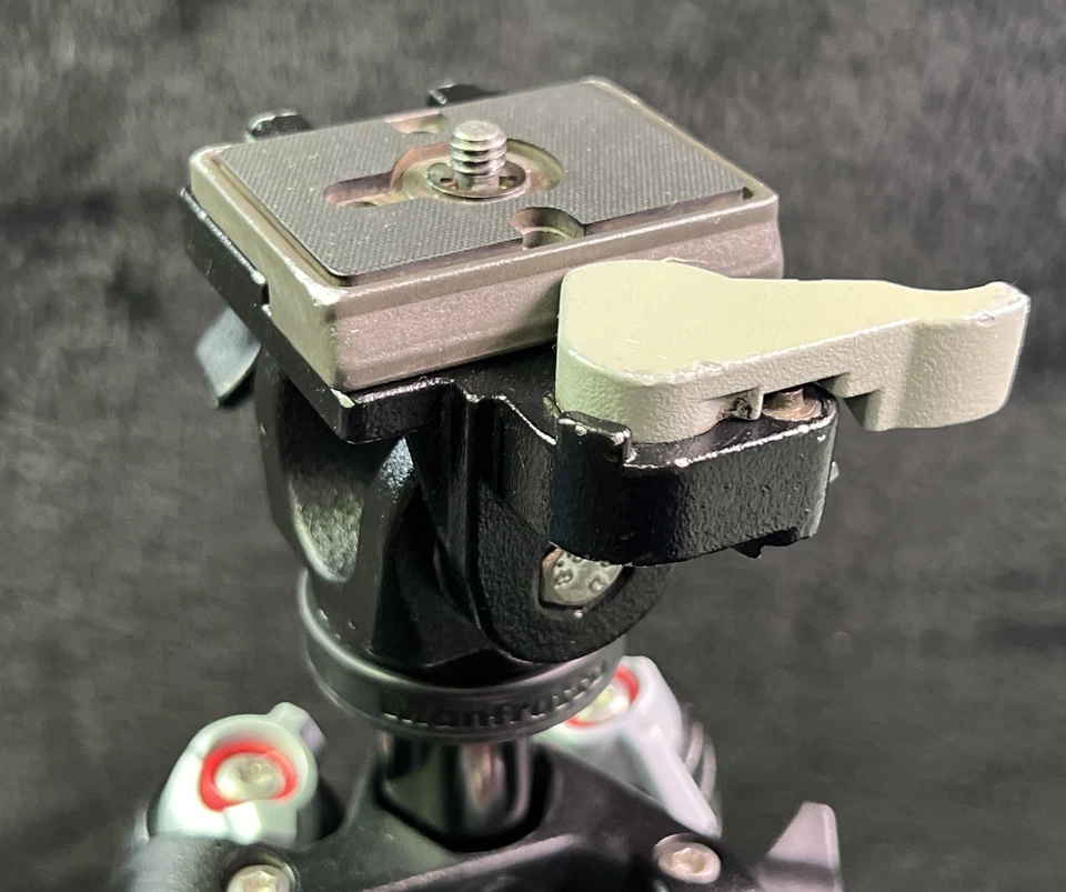 MANFROTTO BEFREE TRIPOD MKBFRA4-BH With BOGEN 3229 Adjustable Head Made In Italy - Image 4 of 4