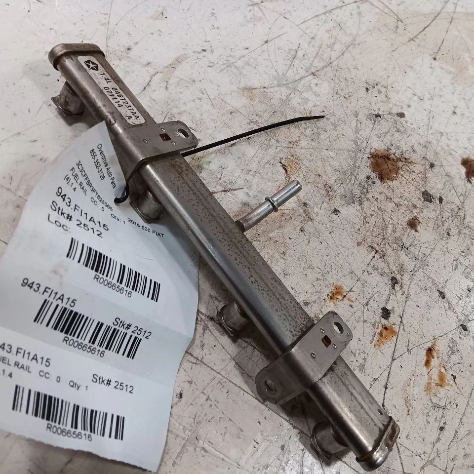 Barra de montaje de inyector de inyección de riel de combustible Fiat 500 2017 2016 2015 2014 2013 2012 Foto 2 de 4