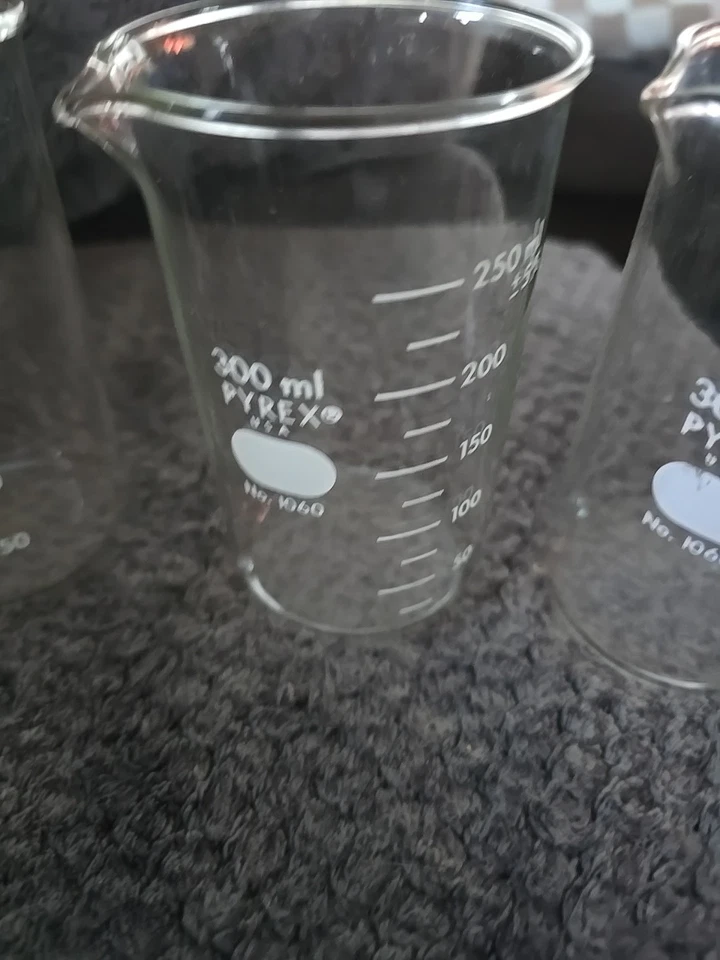 Juego de 3 vasos de vidrio PYREX 300 ml grado laboratorio muy buen estado Foto 3 de 4