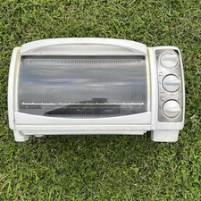 Black and Decker White Toaster Oven With Slide Out Tray For Cleaning
