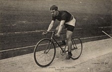 Ak Radrennfahrer Danjou, französischer Sprinter, auf der Radrennbahn - 11339621