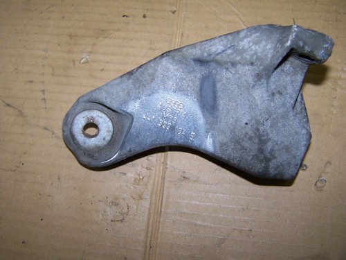 Audi V8 D11 Getriebehalter Automatikgetriebe 441399104E rechts
