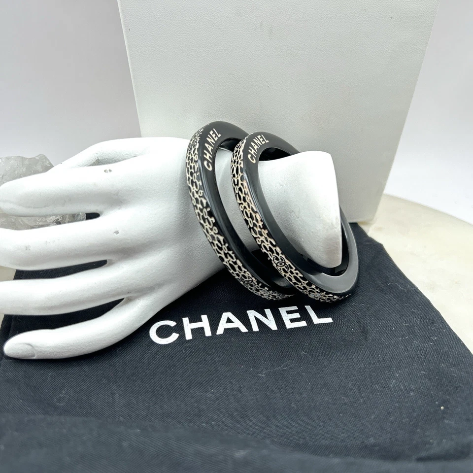 DOS brazaletes Chanel 2006 auténticos de resina tallada floral blanco y negro Foto 4 de 4