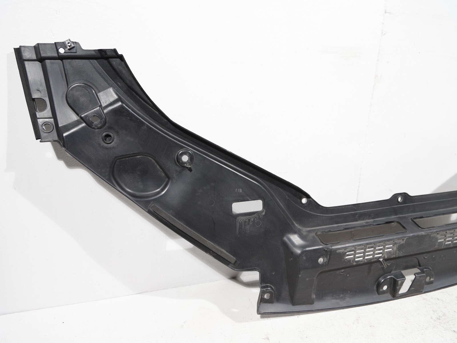 2017-2020 MASERATI LEVANTE M161 FRONT RADIATOR SUPPORT COVER TRIM PANEL  OEM