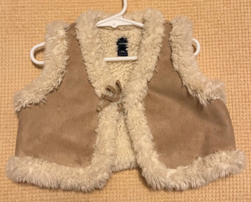 babyGap girls fleece and faux suede vest 18-24 months