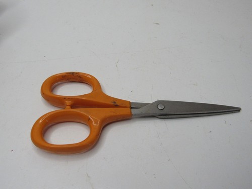 Tijeras Fiskars 5 pulgadas punta puntiaguda mango naranja #SN-23 - Imagen 5 de 6