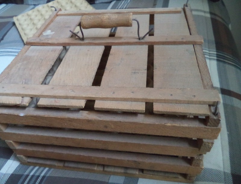 ANTIQUE EGG CARRYING GRATE OWOSSO, MICH. 6 DOZENS WITH DIVIDERS