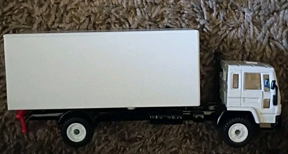Conrad 280340 Volvo FL6 Intercooler With Van Body 1:50 Scale - Image 2 of 4