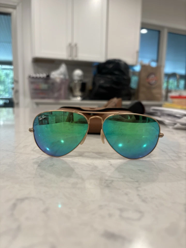 Gafas de sol Aviator Ray Ban con lentes espejadas verdes y azules Foto 2 de 4