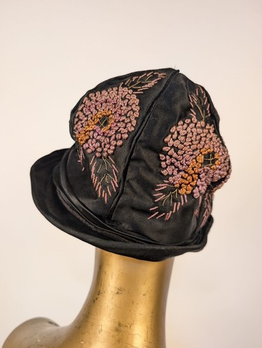 FLAPPER 1920’S HAND EMBROIDERED BLACK SILK CLOCHE HAT W FLORALS - Picture 3 of 6