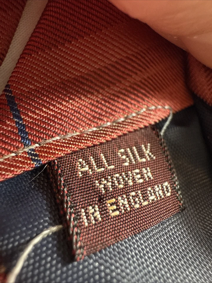 Corbata Scottie Jeffrey Banks 100 % seda roja con resaltado azul marino usada en excelente estado Foto 4 de 4